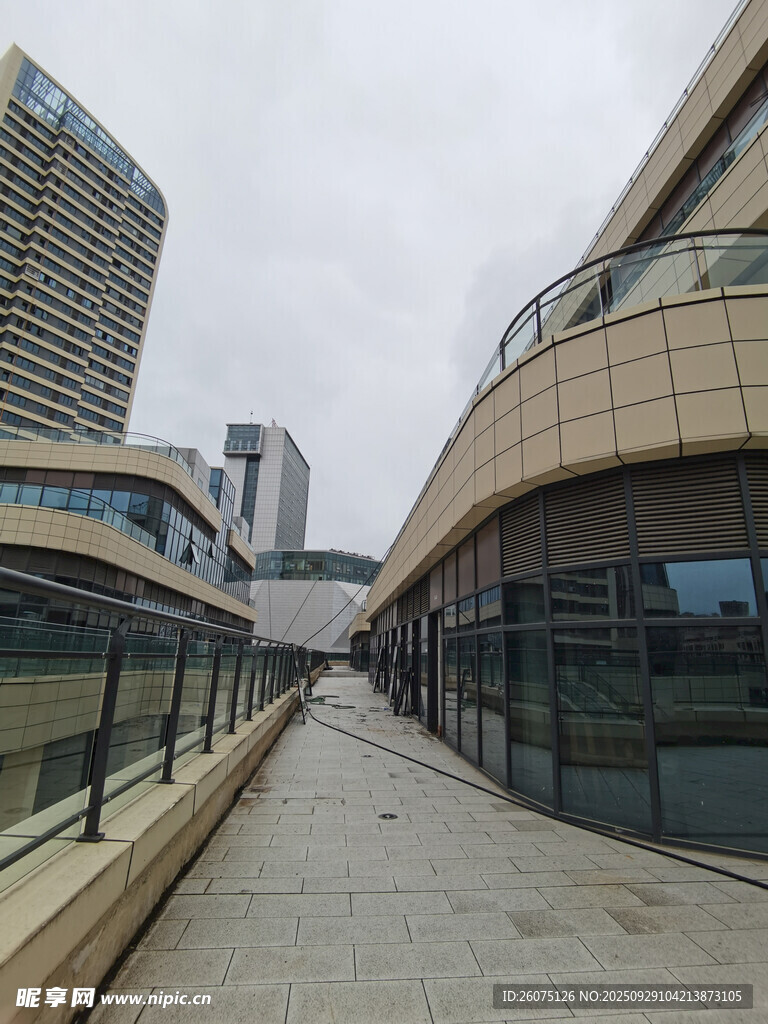 現(xiàn)代城市中的開闊建筑步道