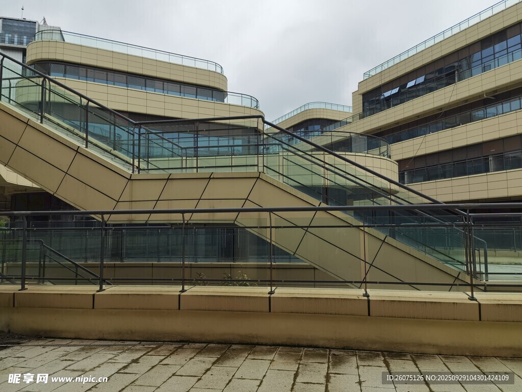 現(xiàn)代多層階梯式建筑外觀