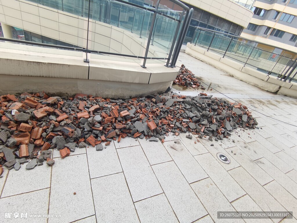 地面上的碎瓦礫堆