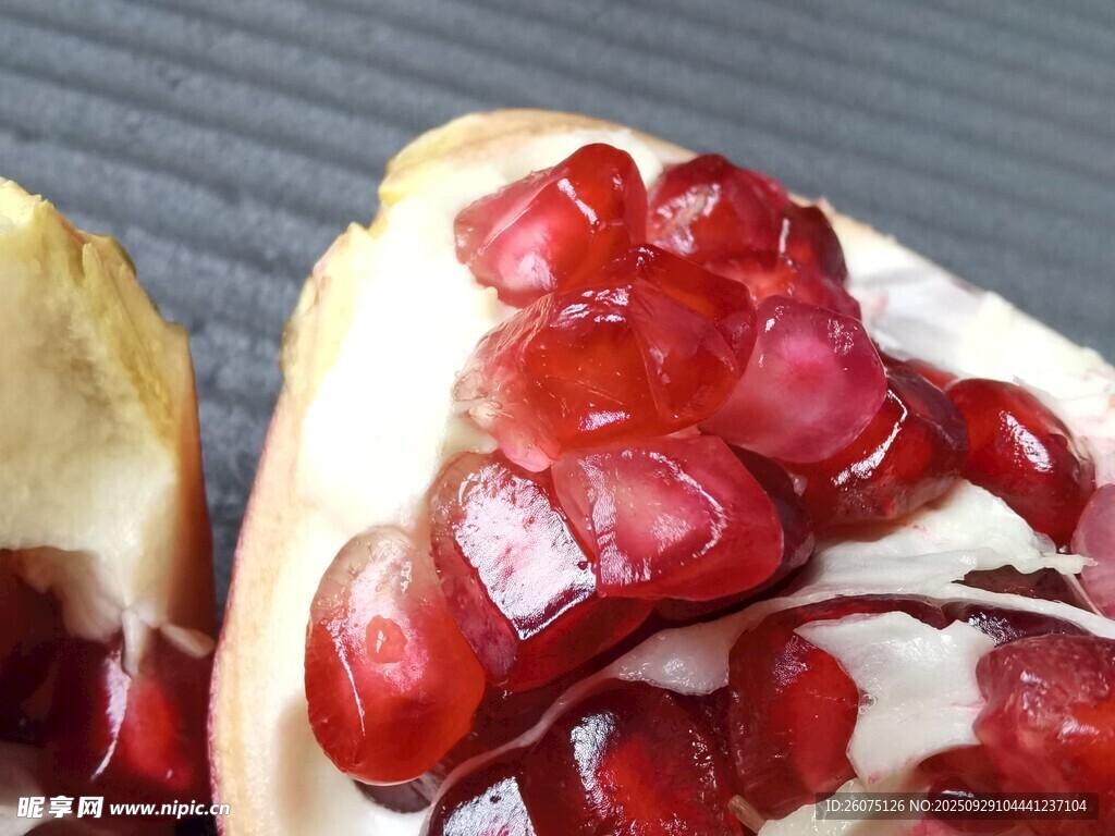 剝開的紅石榴果肉特寫