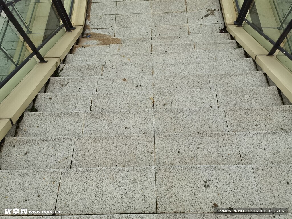 戶外石階視角