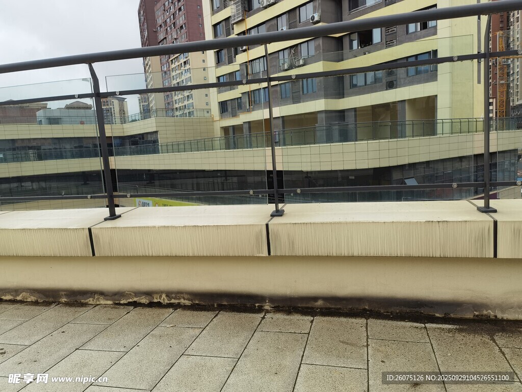 城市陽臺外的建筑景觀