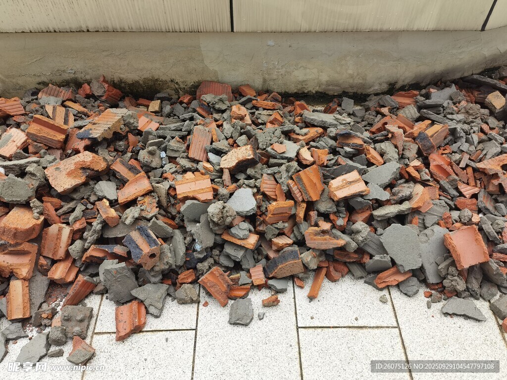 破碎瓦片散落地面