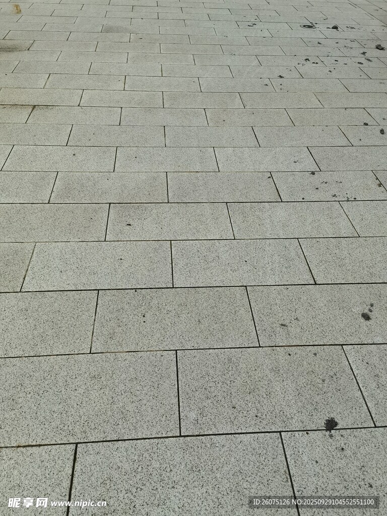 灰色石磚鋪就的平整地面