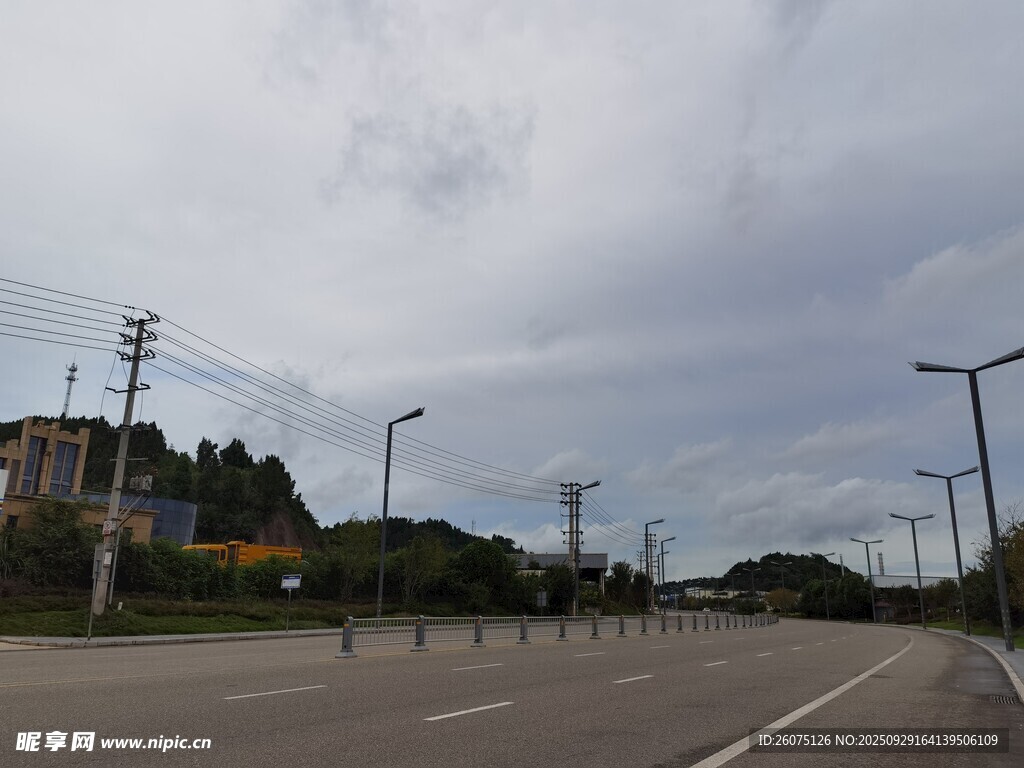 空曠道路與遠處建筑景觀