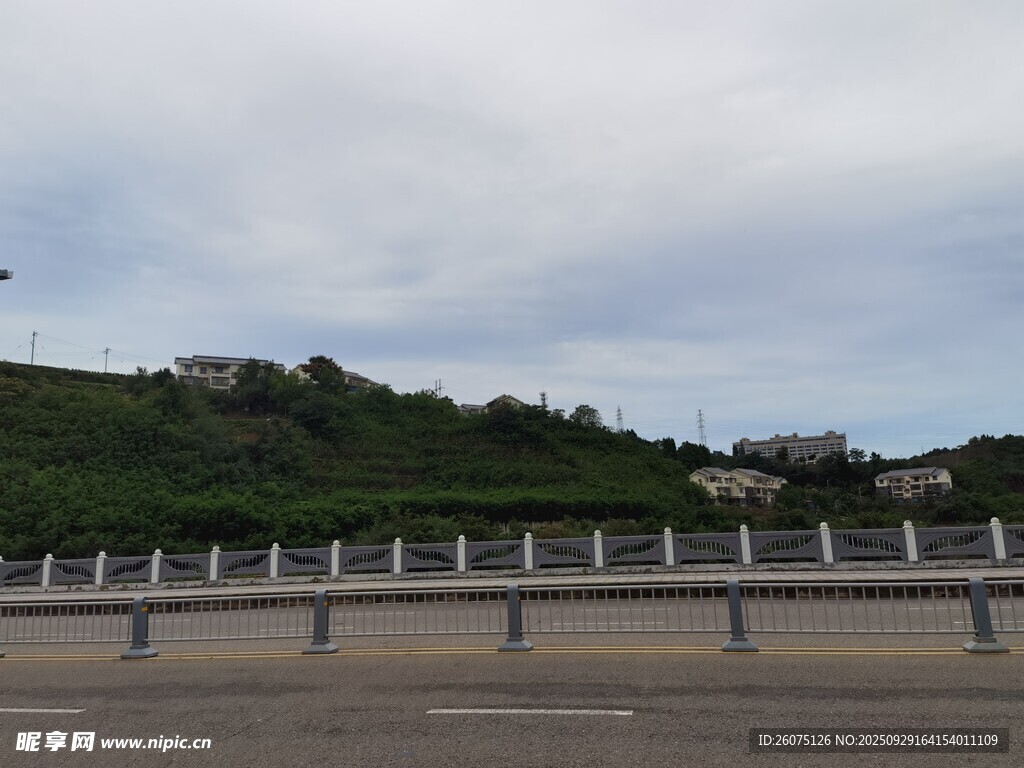空曠道路旁的山景護(hù)欄