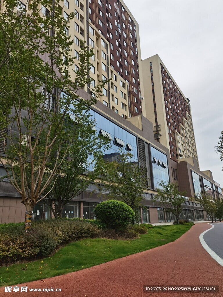 現(xiàn)代小區(qū)景觀道路與建筑