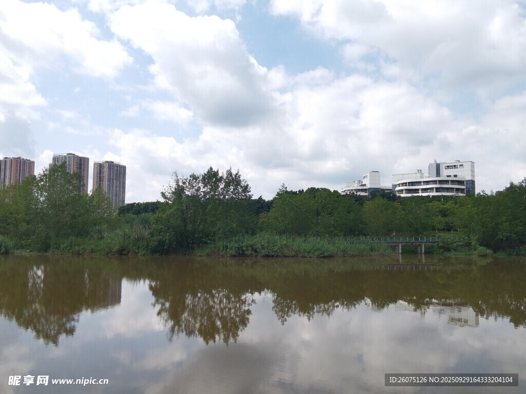 湖畔風(fēng)光城市與自然相映