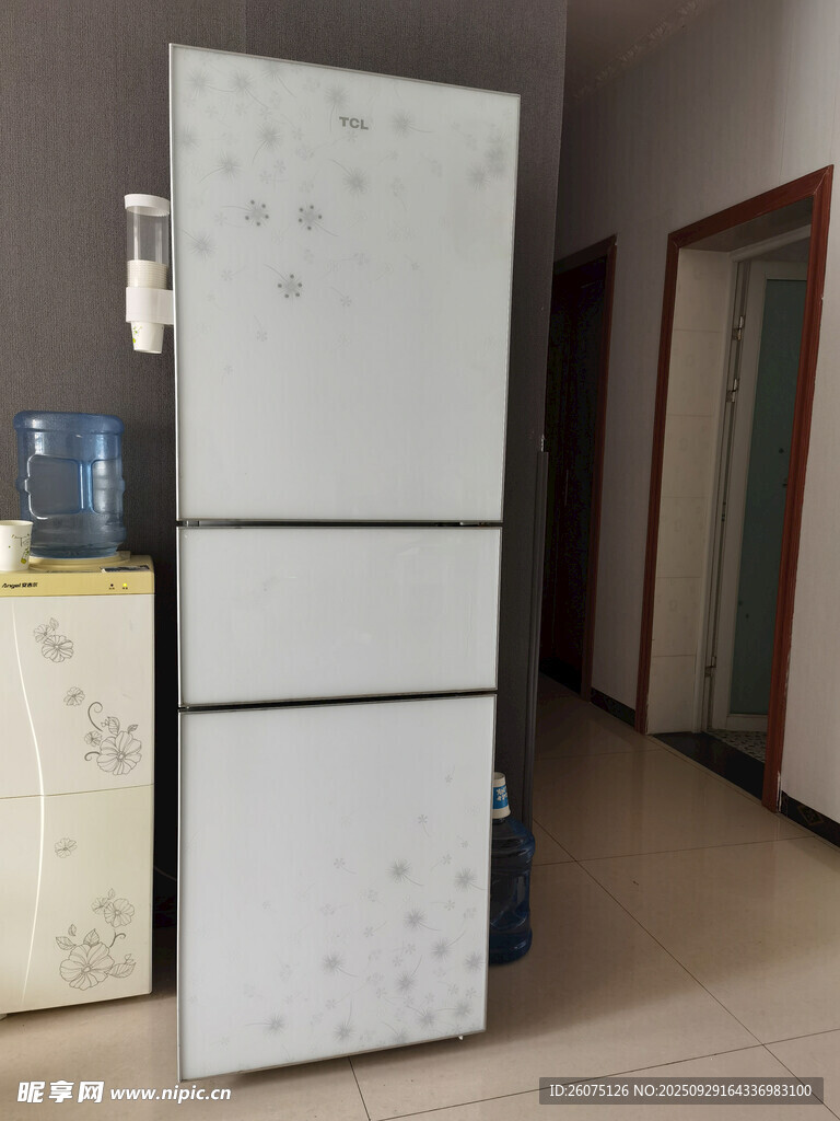 家用三門白色冰箱展示