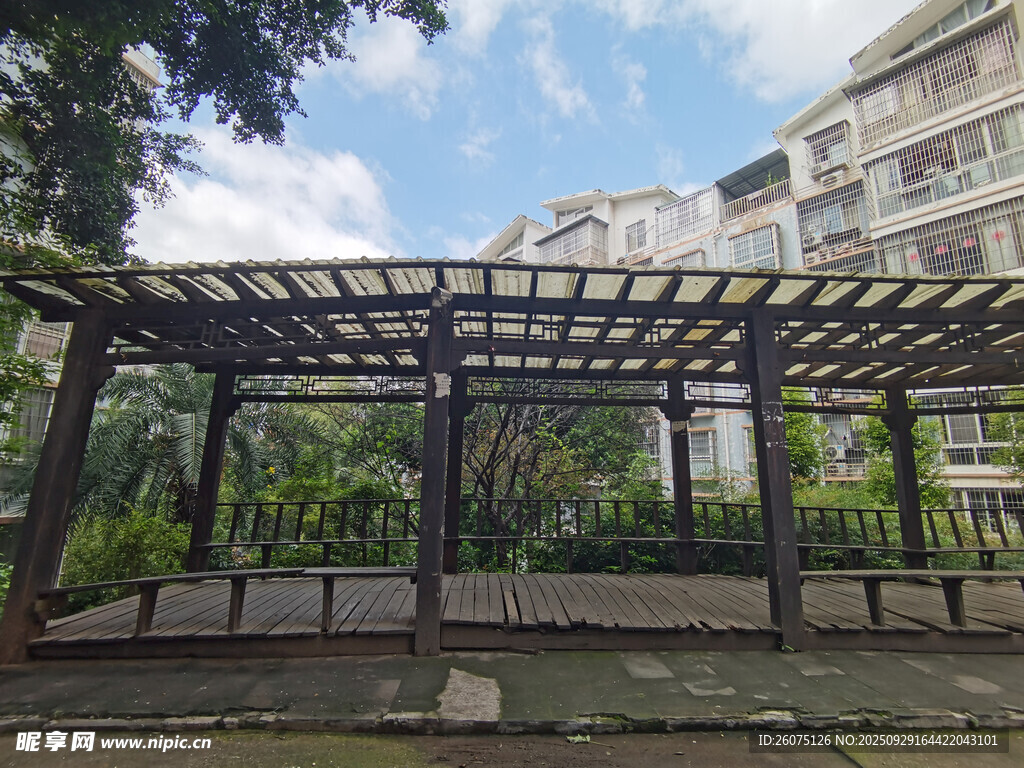 戶外木質廊架休憩場景