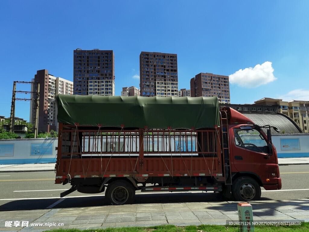 復(fù)古紅卡車停于城市街道