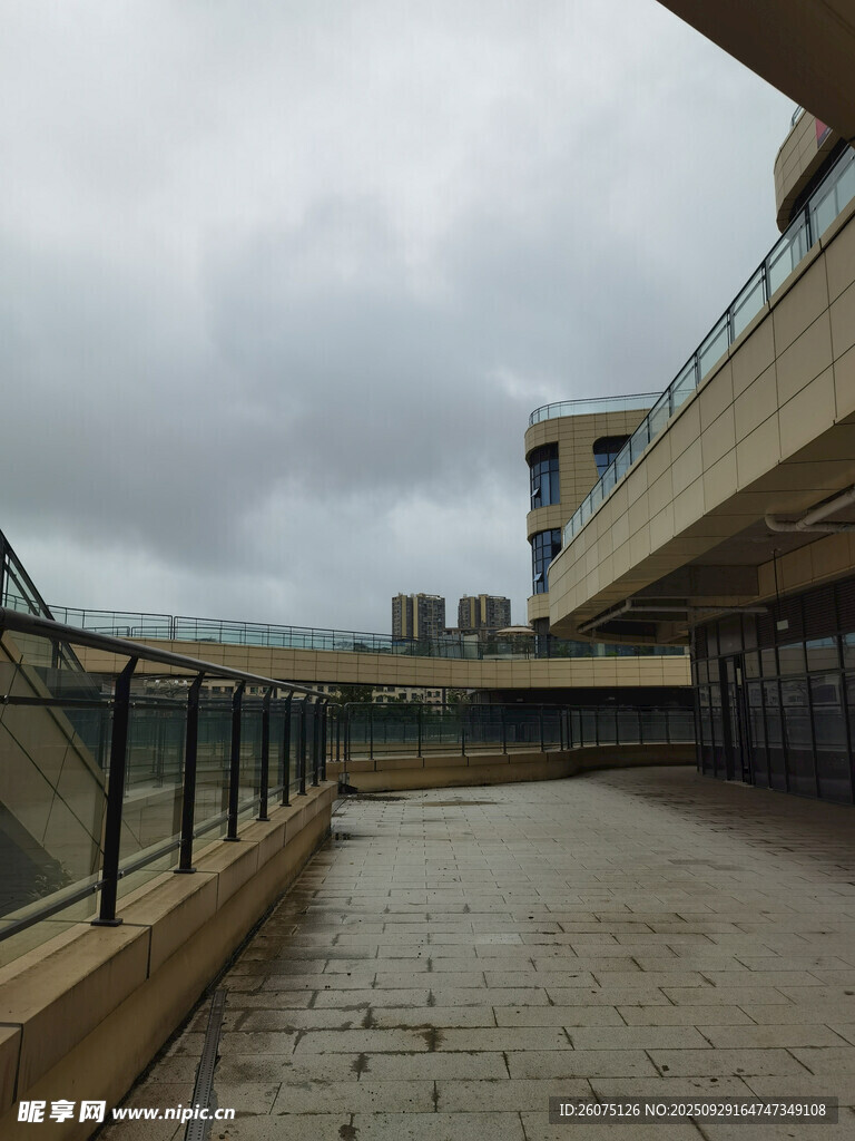 空曠平臺與周邊建筑景觀
