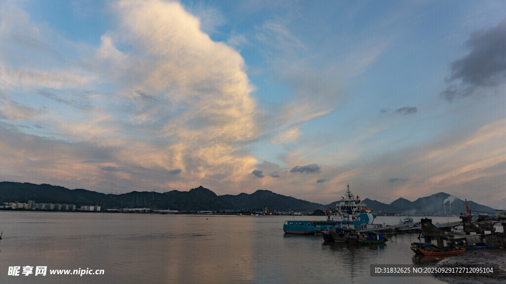 海濱暮色中的寧靜港灣