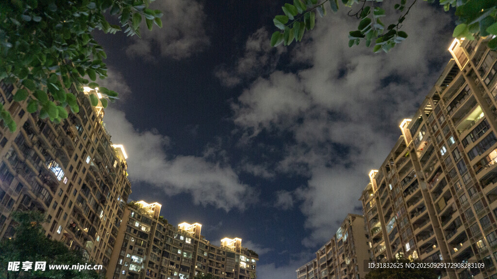 夜幕下的高樓燈火
