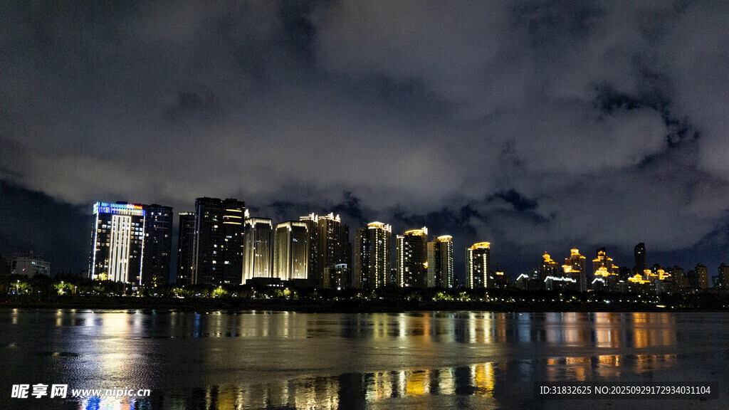 城市夜景下的璀璨水岸風(fēng)光
