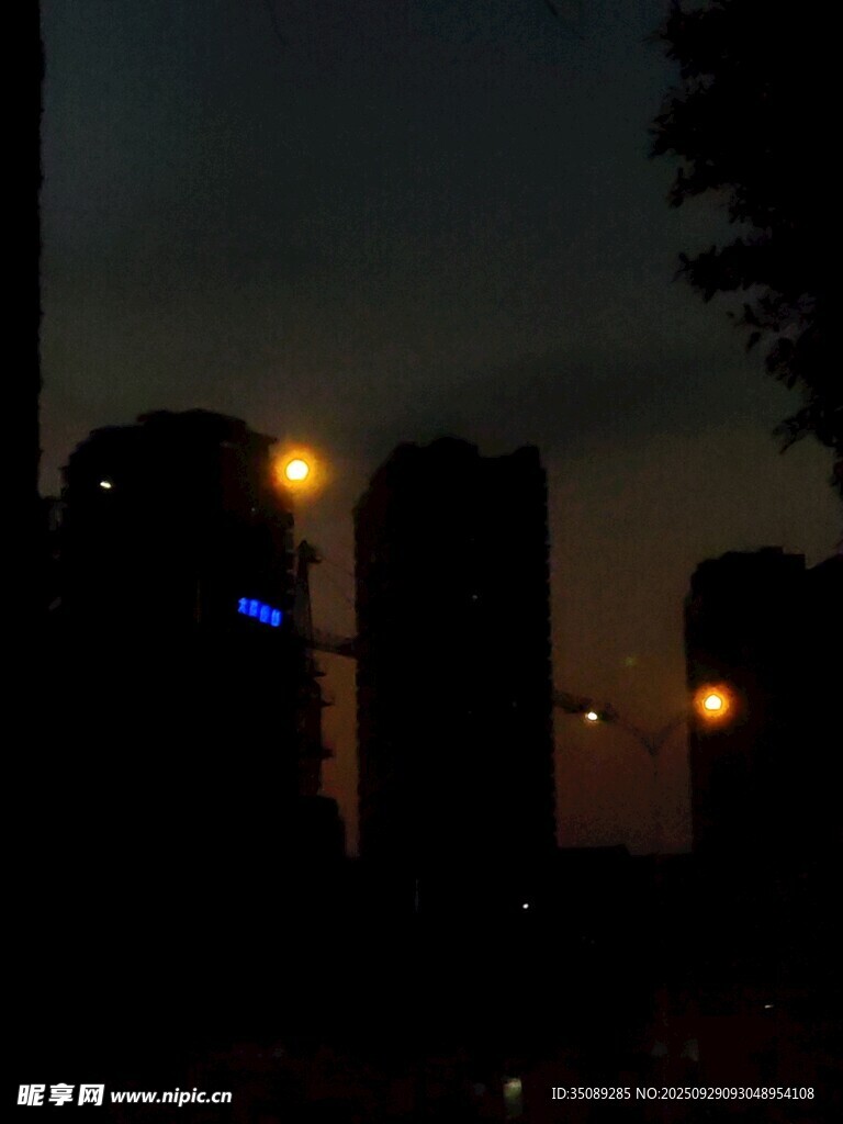 夜幕下的城市建筑剪影