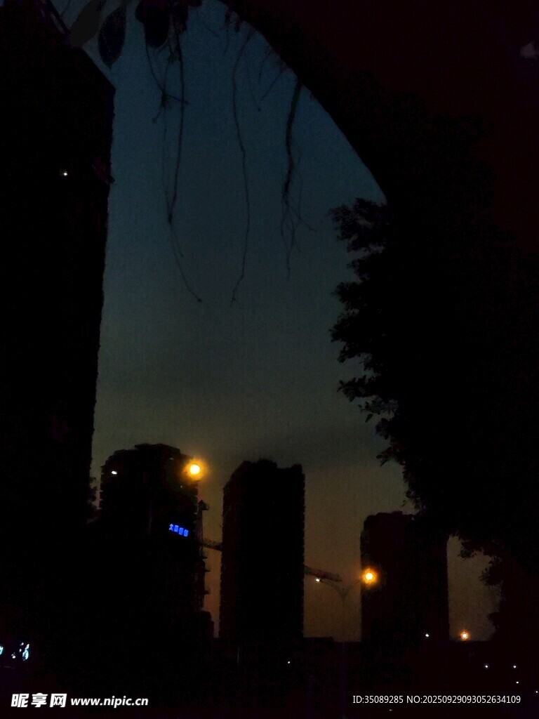 夜幕下的城市建筑剪影