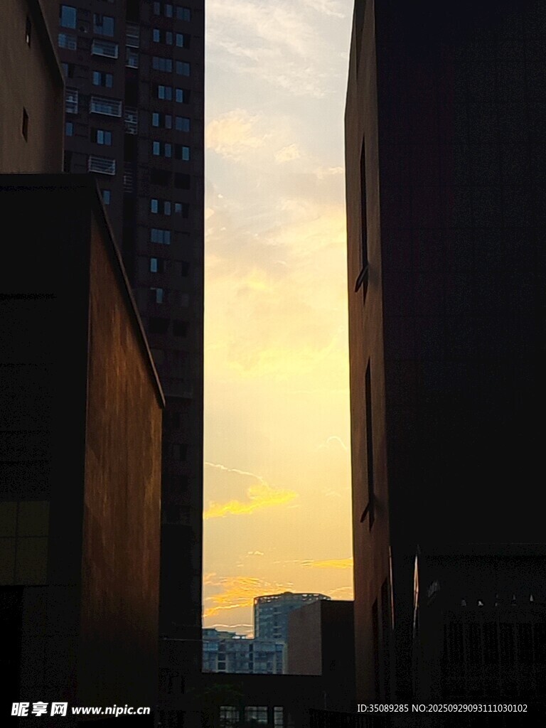 城市黃昏高樓間的天際線