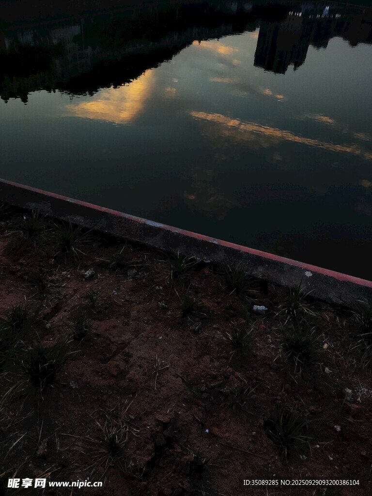 黃昏下平靜的水面倒影