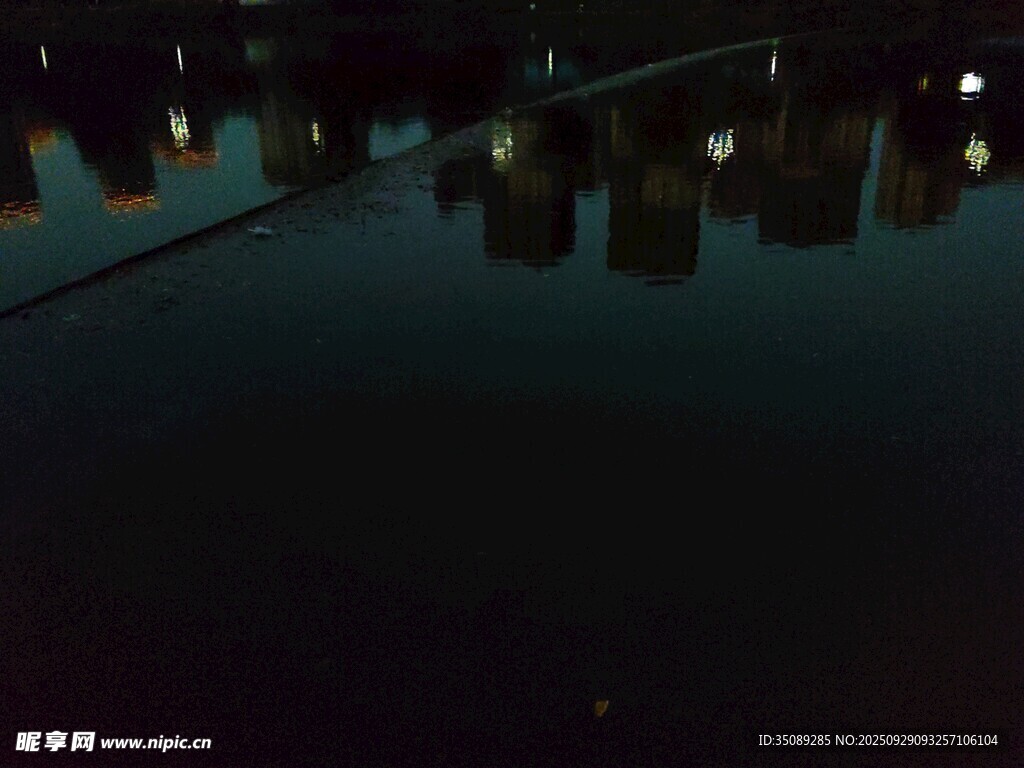 夜晚橋影倒映于平靜水面