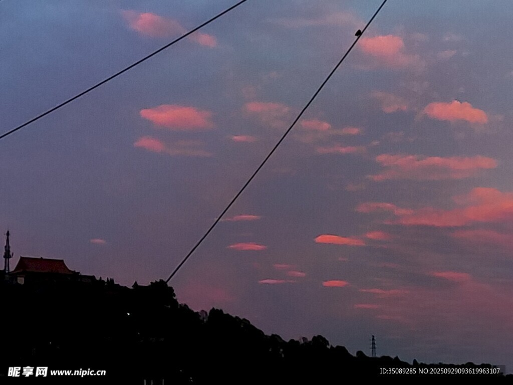 黃昏時分的天空與電線