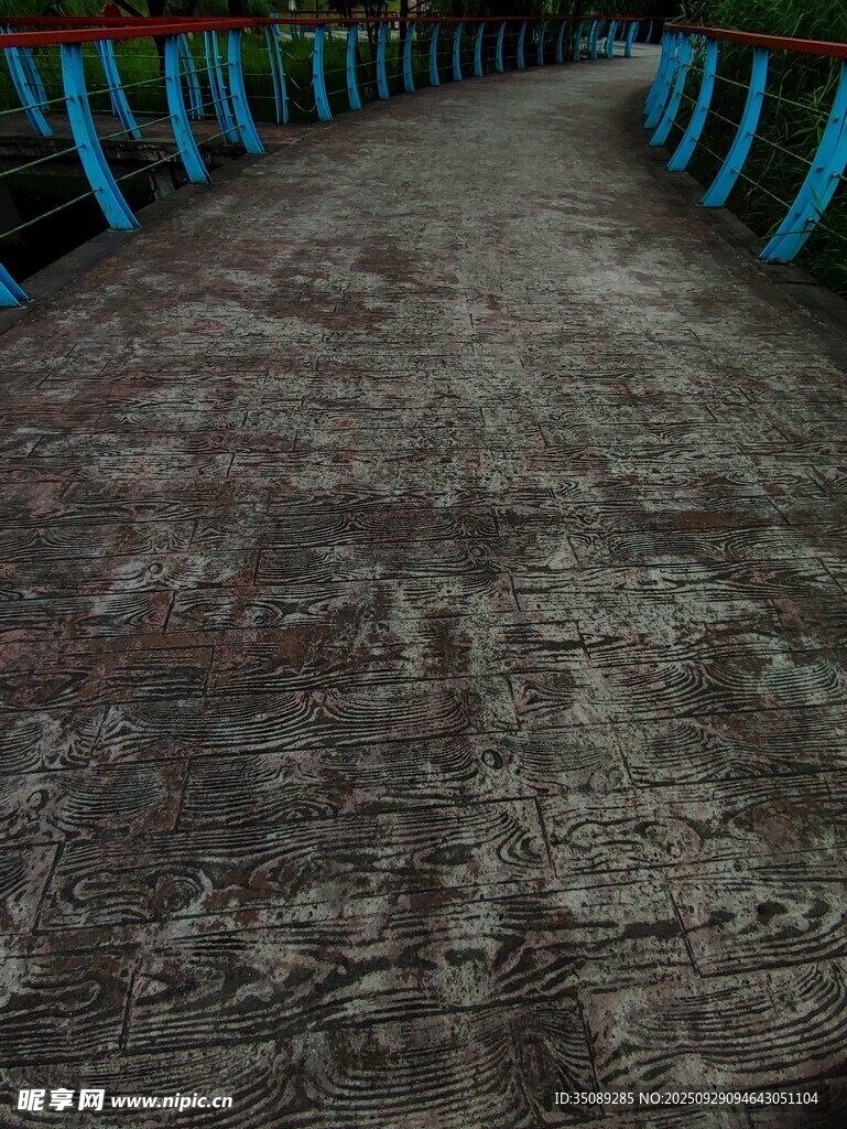 蜿蜒步道藍(lán)欄桿伴行