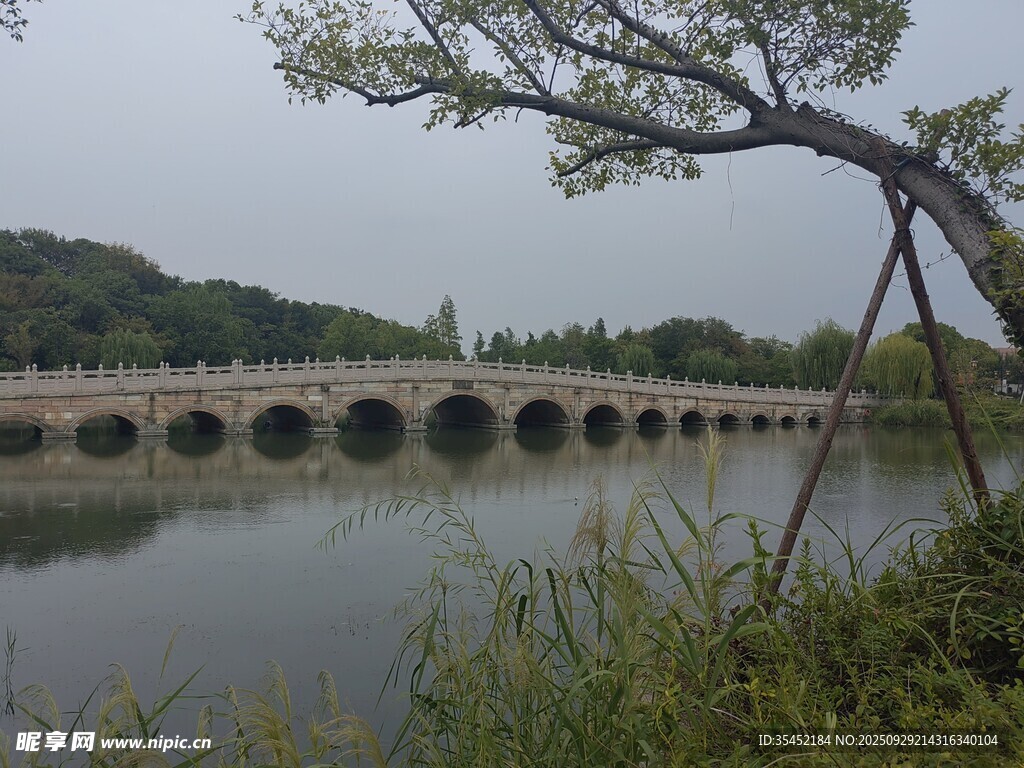 湖畔古橋
