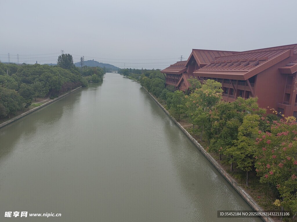 河畔古建筑