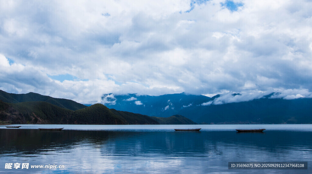 寧靜湖畔與遠(yuǎn)處山巒