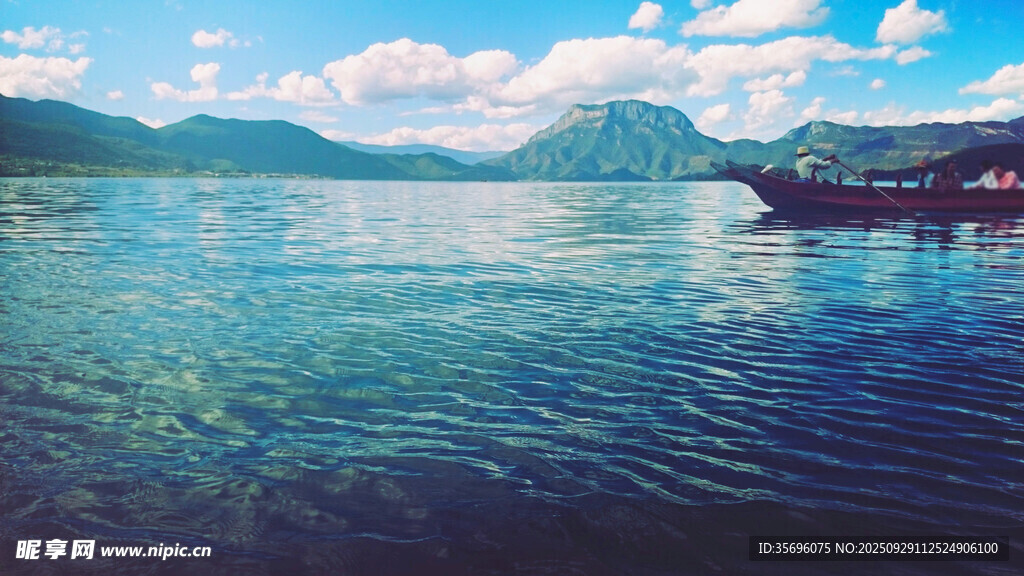 寧?kù)o湖景中的船只