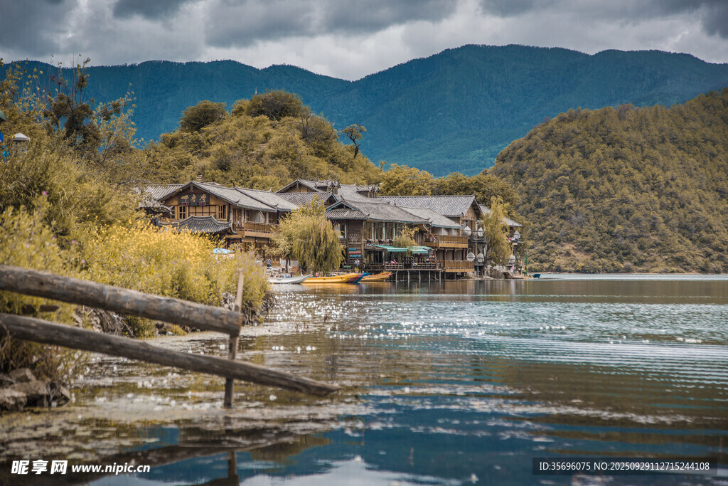 湖畔村落風(fēng)景如畫