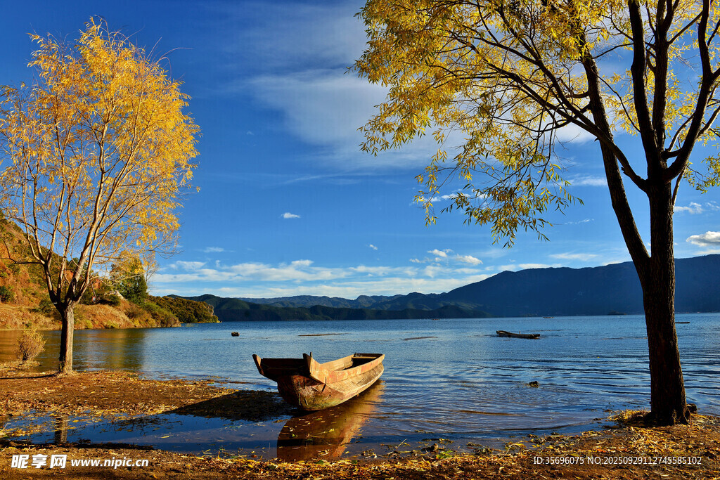 湖畔秋景小船靜美畫面