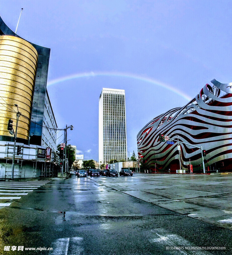 城市現(xiàn)代建筑雨后景觀