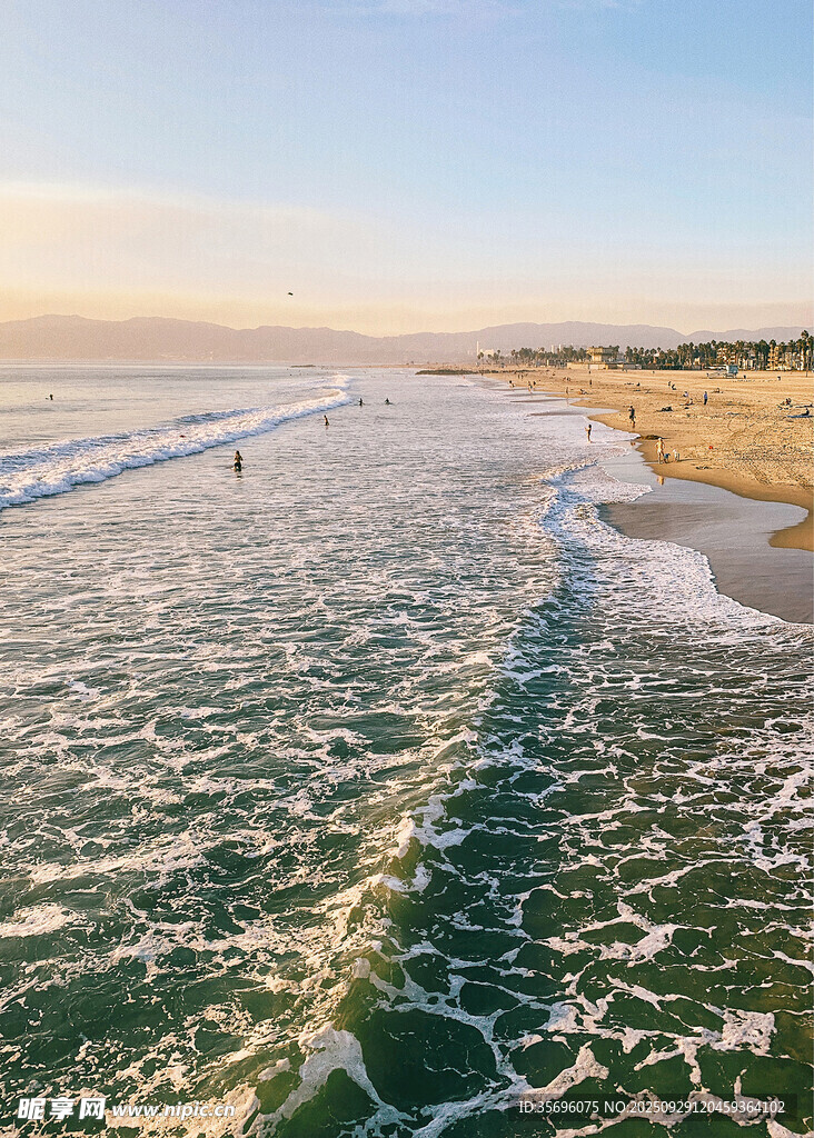 俯瞰海浪拍岸的美麗海灘