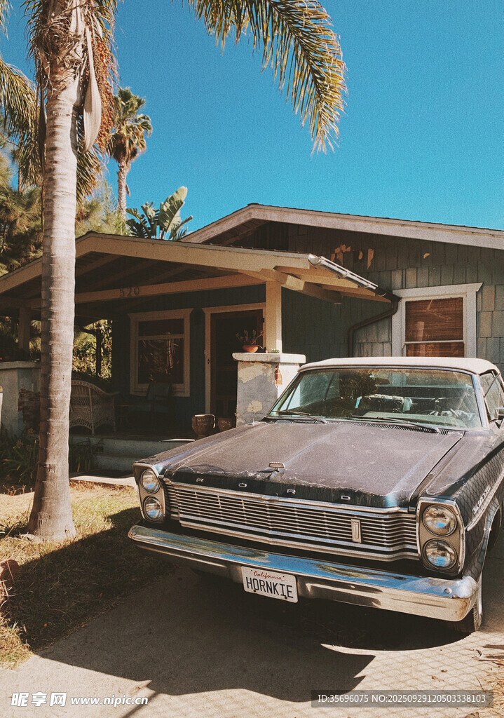 復(fù)古汽車停在加州風(fēng)格小屋前