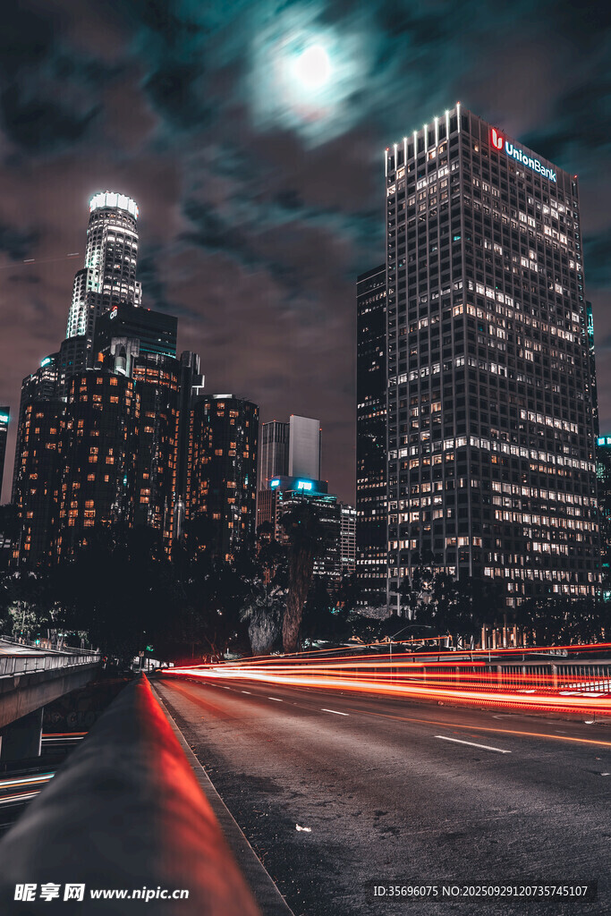 城市夜景車流與璀璨燈火