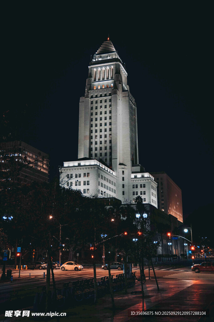 洛杉磯市政廳夜景璀璨