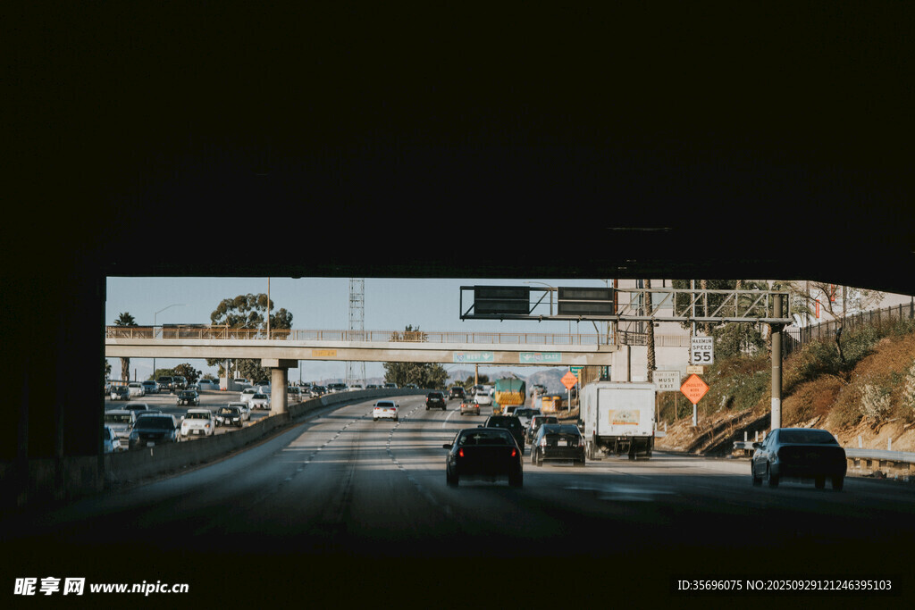 公路上行駛的多彩車輛