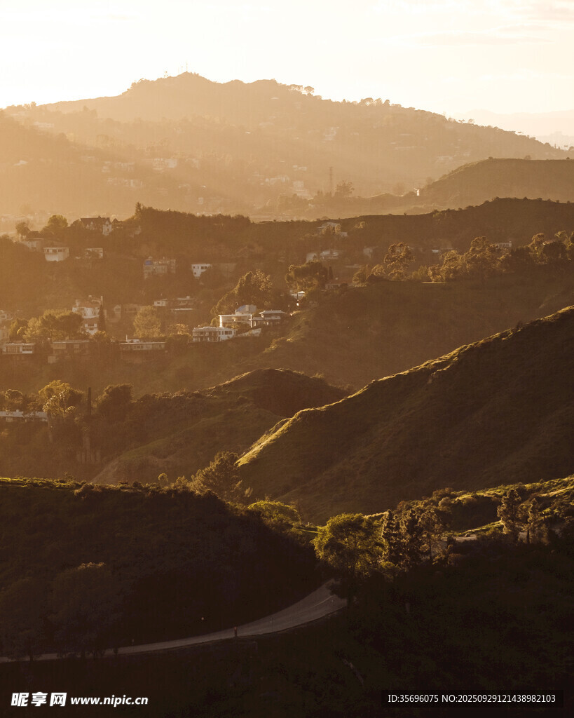 夕陽下蜿蜒山路與山丘景色