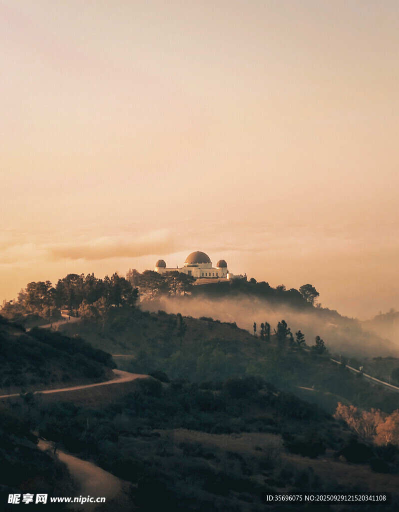 黃昏下的山巒美景