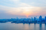 城市河畔日落天際線美景
