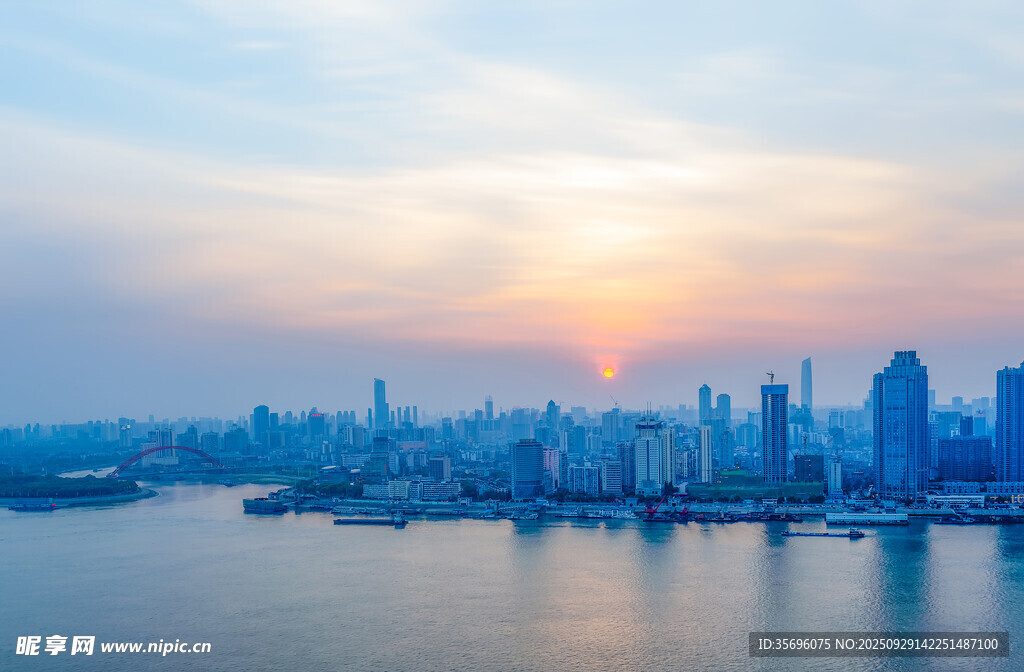 城市河畔日落天際線美景