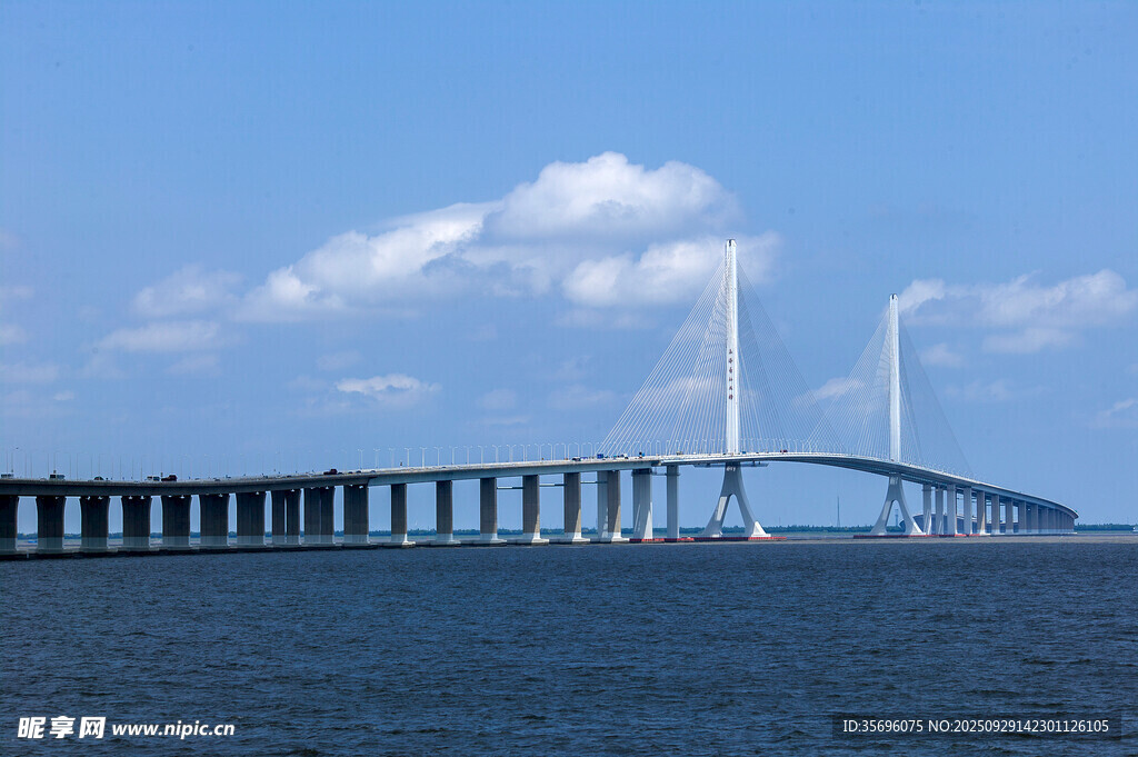 跨海大橋橫跨蔚藍海面