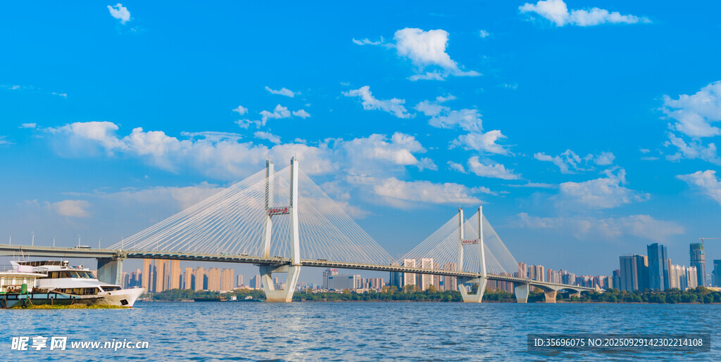 藍(lán)天大橋下的城市江景