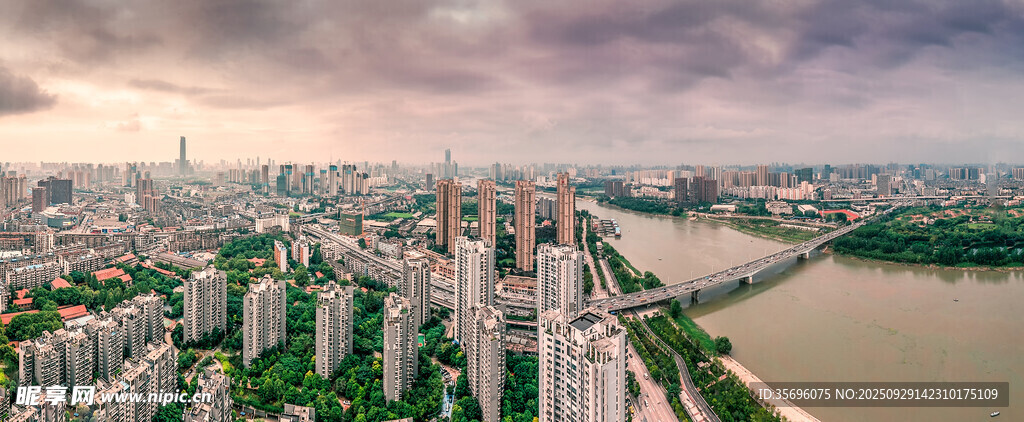 城市天際線與河流景觀