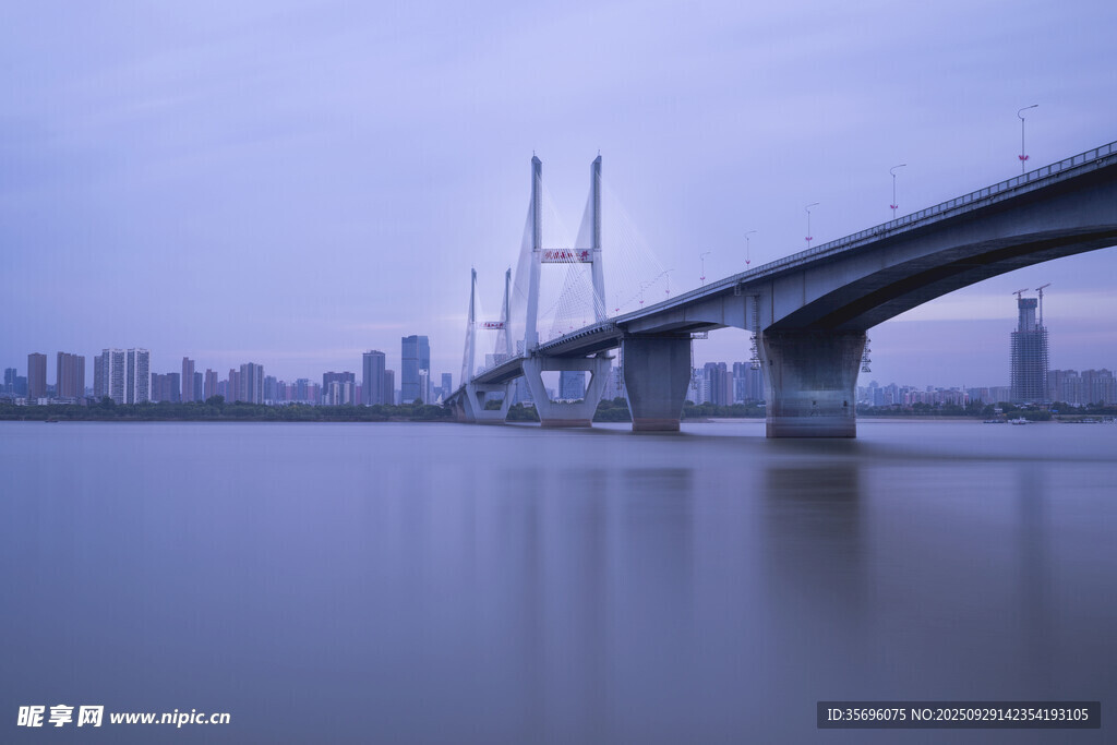 城市江畔大橋美麗景致