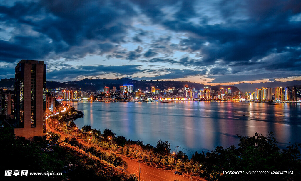 城市夜景下的璀璨江畔風光