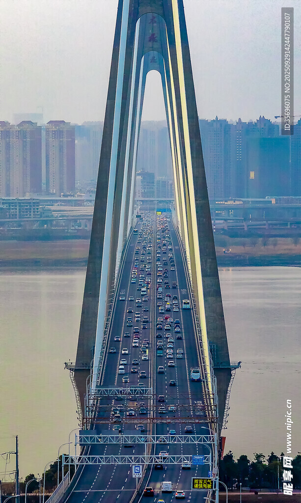 城市跨江大橋壯觀景象