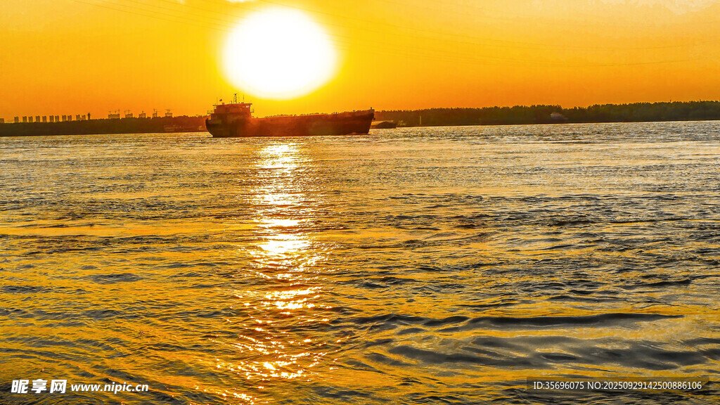 夕陽(yáng)下波光粼粼的海面
