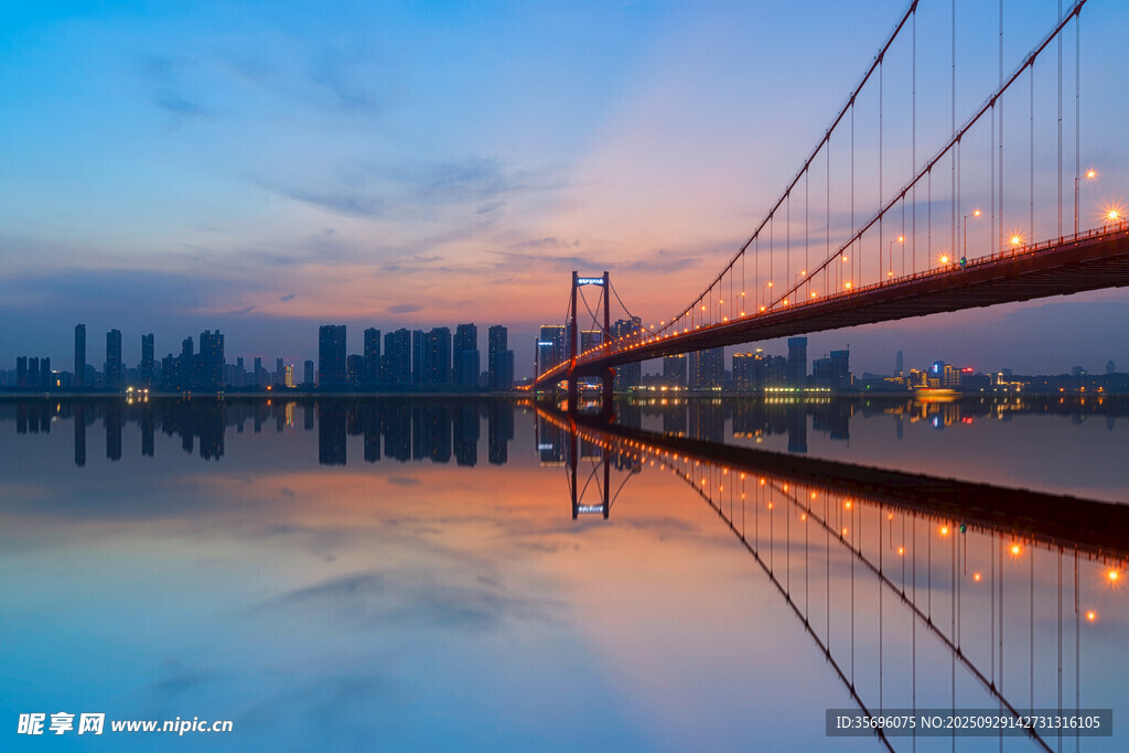 城市橋梁夜景美麗倒影